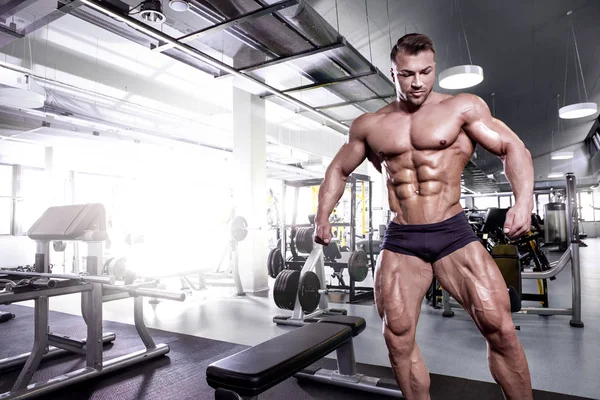 Sterke atletische man fitness model romp spieren weergegeven: — Stockfoto