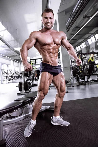 展示肌肉的强健壮的男人健身模型躯干 — 图库照片