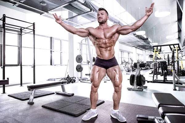 Starker athletischer Mann Fitness-Modell Oberkörper zeigt Muskeln — Stockfoto
