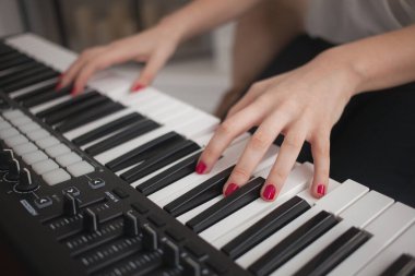 Eller coaviator synthesizer müzik aletleri müzik aletleri klavyeler müzisyen kız parmakları kızlar tuşlara basın