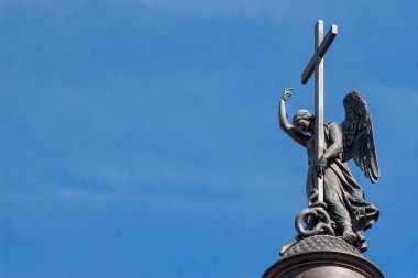 Yatay çerçeve. Sarayın meydanındaki İskenderiye kolunun tepesinde haçlı bir melek heykeli var.