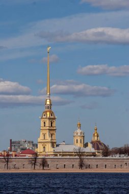 Güneşli bir günde, Saint Petersburg 'daki Peter ve Paul Katedrali karşı kıyıdan alınmıştır.