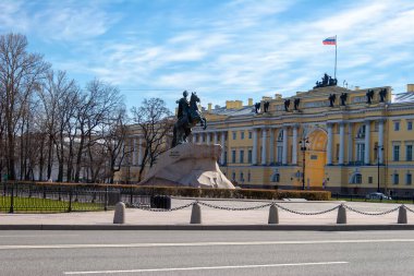 Aralık Meydanı, Senato Binası ve Bronz Süvari Anıtı