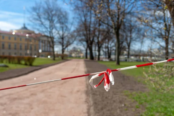 Saint Petersburg, Rusya, 25 Nisan 2020 Hermitage 'ın yanındaki Winter Palace Garden COVID-19 salgını nedeniyle ziyaretçilere kapalıdır.