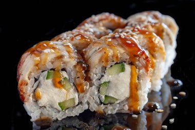 Yılan balığı, krem peynir ve unagi soslu salatalık.