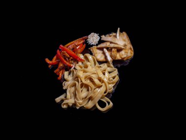 Tavuklu Udon 'un içeriği tabağız ve siyah ayna arka planında ayrı ayrı serilmişti.