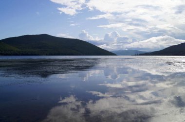 Göl yüzeyindeki bulutların yansıması