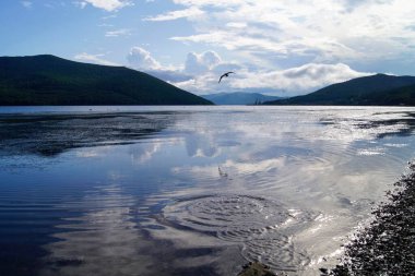Göl yüzeyindeki bulutların yansıması