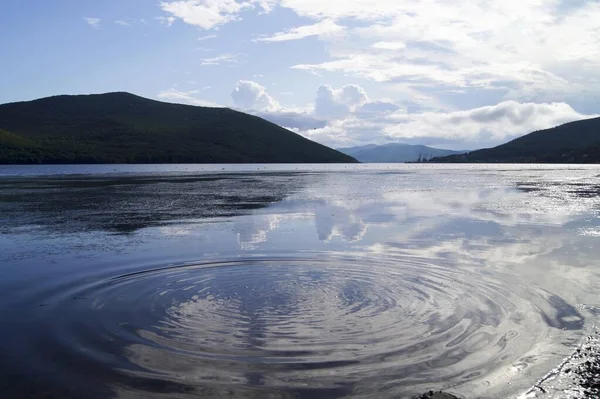 湖の表面の雲の反射 ロイヤリティフリーのストック写真