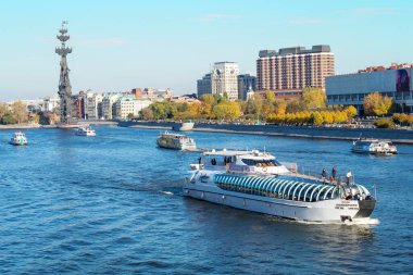 Moskova nehrinde bir eğlence teknesi