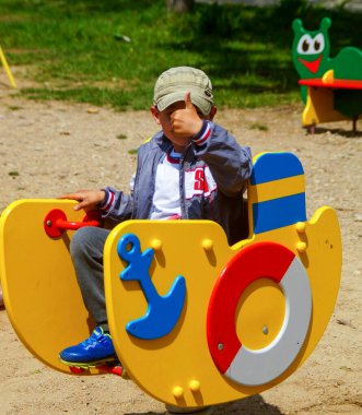 Çocuk parkta oynuyor.