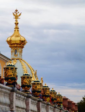 Peterhof tapınağının altın kubbesi.