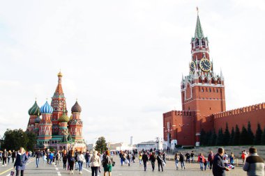 Moskova 'nın Kızıl Meydanı' nda insanlar yürüyor