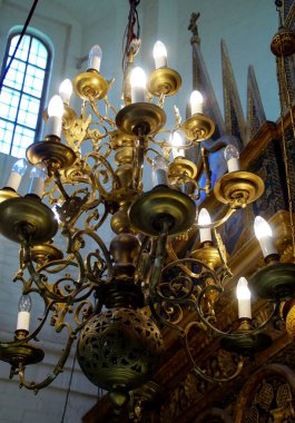 Antik bakır avize tapınakta ağırdır