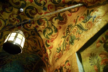Fener tapınağın boyalı tavanını aydınlatıyor.