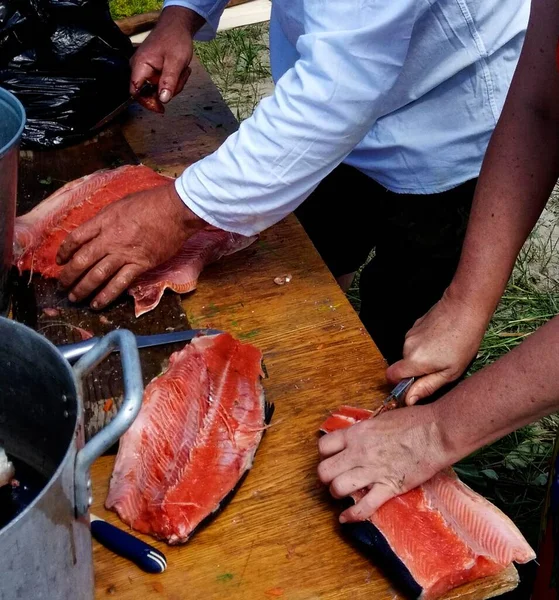 Hombre Mujer Limpiar Fresco Pescado Grande — Foto de Stock