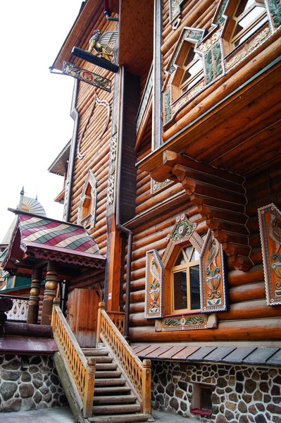 Bâtiment Bois Avec Des Motifs Peints Sur Les Fenêtres Dans — Photo