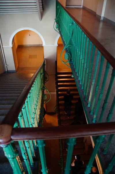 Müzedeki Ahşap Korkuluklu Eski Merdivenler — Stok fotoğraf