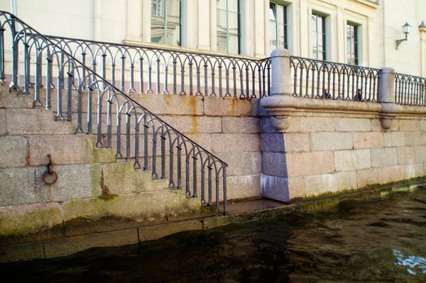 Kentsel Taş Merdivenler Nehre Iniyor — Stok fotoğraf