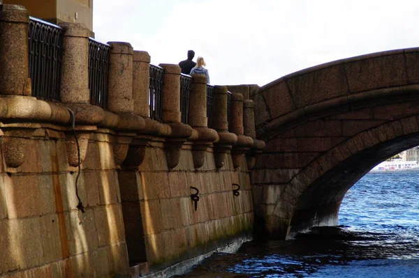 Geniş Bir Nehrin Üzerindeki Büyük Güzel Şehir Köprüleri — Stok fotoğraf