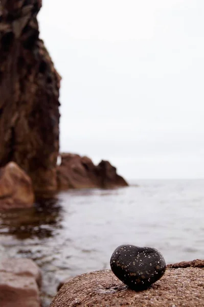 岩の近くの海のそばの美しい石 — ストック写真