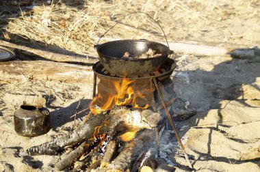 Açık hava yemeği, ateşte kızarmış et.
