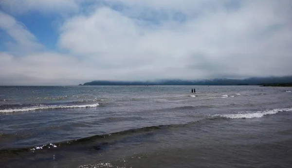 夏の雷雲が海岸を覆い — ストック写真
