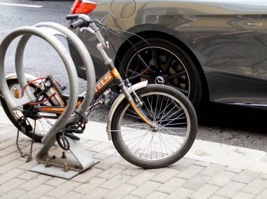 Otoparka park etmiş küçük bir bisiklet.