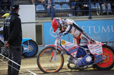 Speedway binici start hattı üzerinde