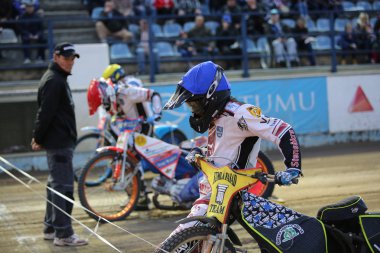 Speedway binici start hattı üzerinde