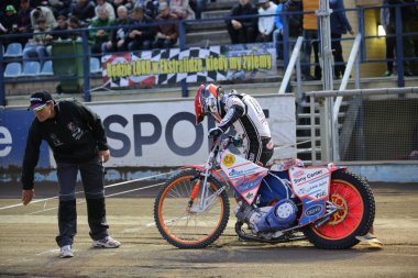 Speedway binici start hattı üzerinde