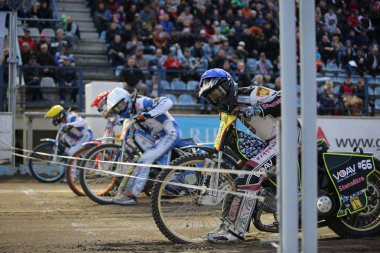 Speedway binici start hattı üzerinde