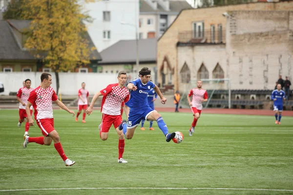 Game aflevering in een voetbalwedstrijd met contact — Stockfoto