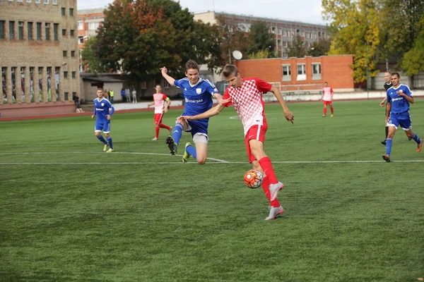 Game aflevering in een voetbalwedstrijd met contact — Stockfoto