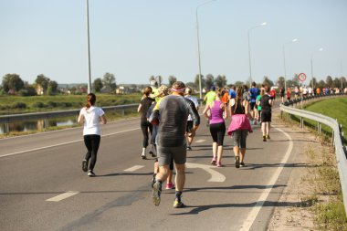 Daugavpils içinde çalışan insanlar
