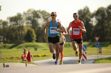 Daugavpils içinde çalışan insanlar