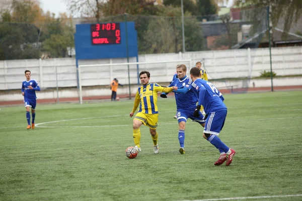 Episódio do jogo em um jogo de futebol com contato — Fotografia de Stock