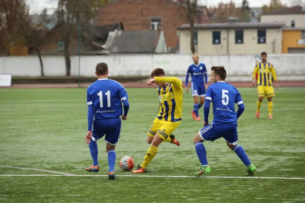 Episódio do jogo em um jogo de futebol com contato — Fotografia de Stock