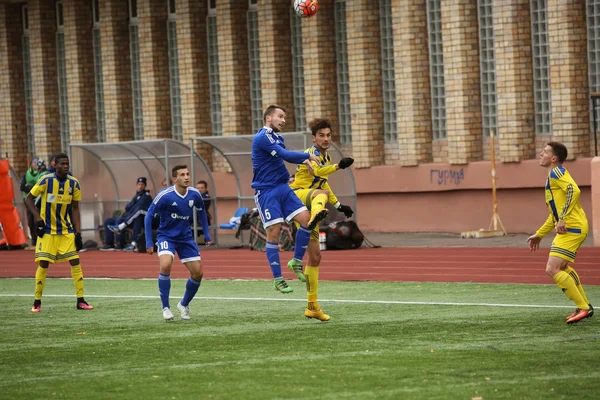 Game aflevering in een voetbalwedstrijd met contact — Stockfoto