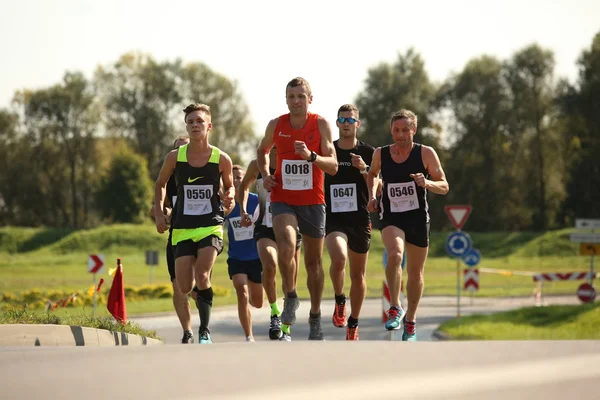 Lopende mensen in Daugavpils — Stockfoto