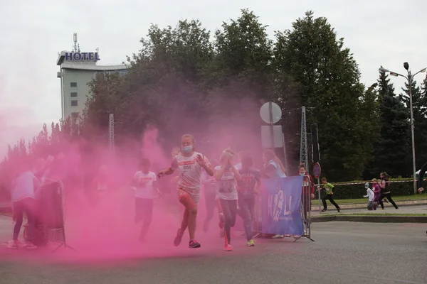 Participants of Holi run in Daugavpils — Stock Photo, Image