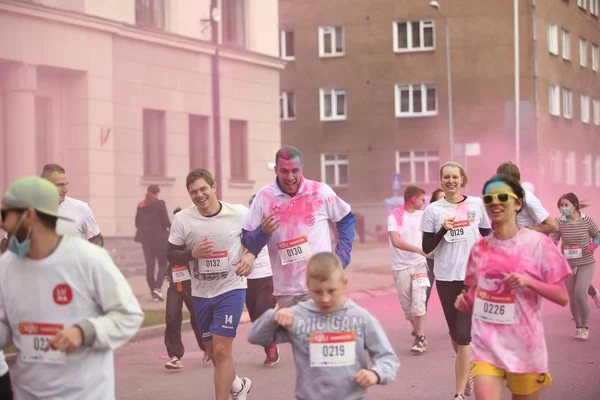 Participants of Holi run in Daugavpils — Stock Photo, Image