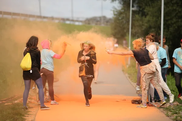 Partecipanti di Holi correre a Daugavpils — Foto Stock