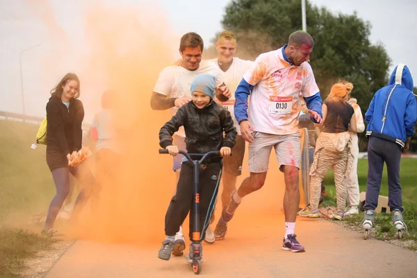 Participants of Holi run in Daugavpils — Stock Photo, Image