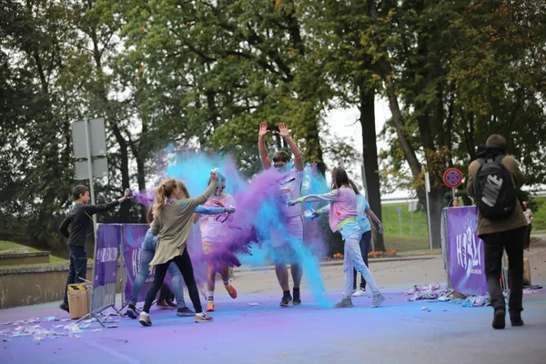 Partecipanti di Holi correre a Daugavpils — Foto Stock