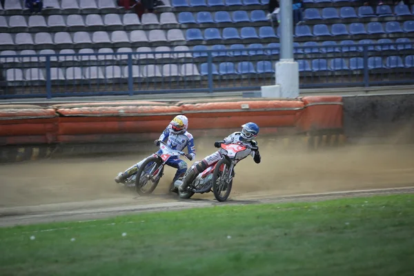 Speedwayfahrer im Wettkampf auf der Strecke — Stockfoto