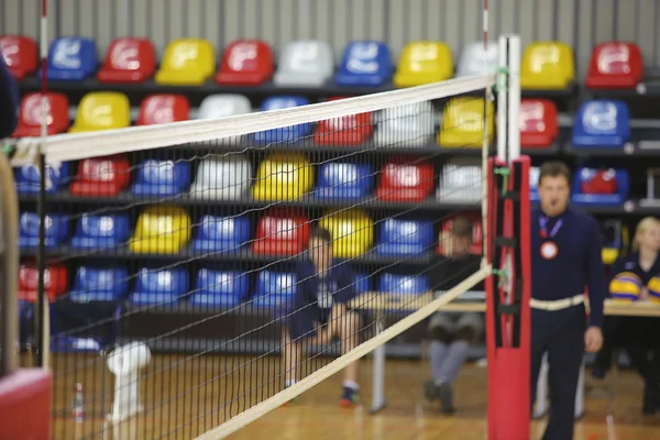 Rede de vôlei no salão de esporte — Fotografia de Stock