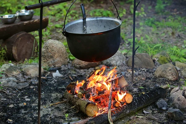 Wędzone czajnik turystyczny na gorąco ognia — Zdjęcie stockowe