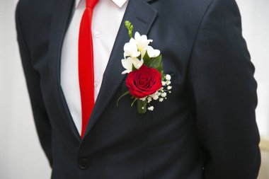 kostüm üzerinde damat yaka çiçeği