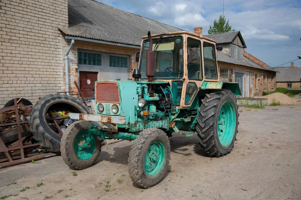 村で古いトラクター — ストック写真